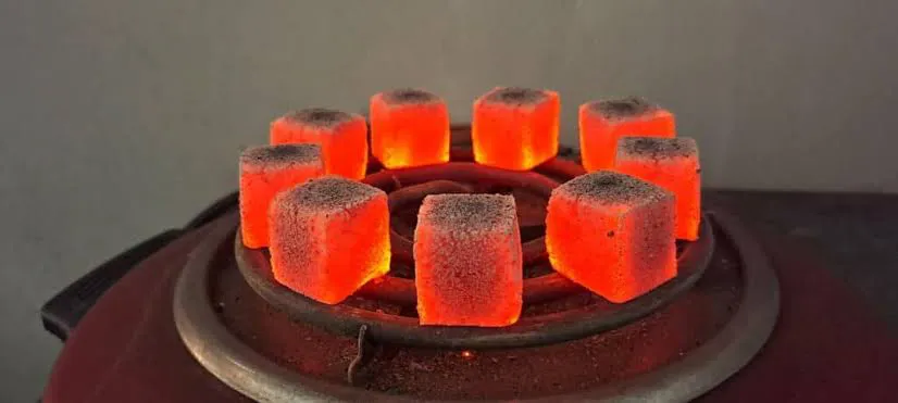 زغال پسته درحال سرخ شدن برای استفاده در قلیان